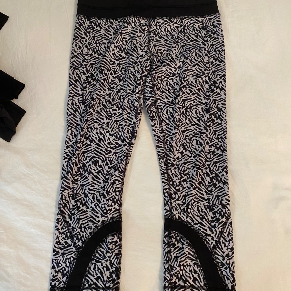 Lululemon leggings 21" (black and white print, size 6)